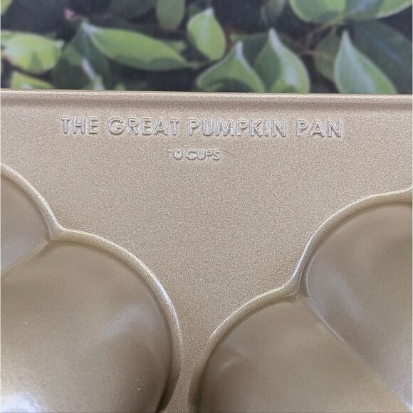 Nordic Ware Great Pumpkin Pan - Picture 4 of 11